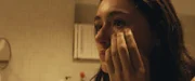 Evelin (Emily Kusche) hat Angst, dass sie an der Taubengrippe erkrankt ist.