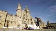 Alba und Raúl sind gerade mit ihrem Hund Lemon an der Kathedrale angekommen, nachdem sie den Jakobsweg beendet haben.