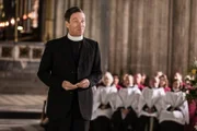 Canon Fox (Roger May) verkündet, welcher Chor sich für das Finale des Wettbewerbs qualifiziert hat.