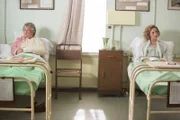 Mrs. McCarthy (Sorcha Cusack, l.) und Lady Felicia (Nancy Carroll, r.) stehen noch immer unter Schock von ihrem Autounfall. Aufgrund ihrer Verletzungen sind sie die nächsten Tage ans Bett gefesselt.