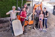 Die Beetbrüder wollen aus der ehemaligen Gewerbefläche einen Gala-Garten machen - inklusive kleinem Tauchbecken. Damit würde für die Familie ein Herzenswunsch in Erfüllung gehen. V.l.: Ralf, Claus, Henrik, Nico, Leonie und Claudia