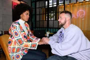 Jonas (Felix van Deventer) kommt wegen seines "Urlaubsflirts" bei Flo (Pauline Afaja) in Erklärungsnot.