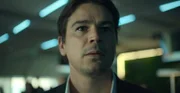 Dr. Alex Hoffman (Josh Hartnett)