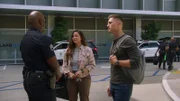 Officer Tim Bradford (Eric Winter, r.) und Lucy Chen (Melissa O'Neil, M.) erhalten vom Polizeichef Wade Grey (Richard T. Jones, l.) die Anweisung, gemeinsam Streife zu fahren. Damit sind sie zum ersten Mal nicht nur als Team, sondern auch als Paar unterwegs.