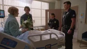 Officer John Nolan (Nathan Fillion, r.) und Celina Juarez (Lisseth Chavez, 2. v. r.) besuchen Ashley (Molly C. Quinn, l.) im Krankenhaus, wo sie verzweifelt auf das lebensrettende Organ ihres Vaters wartet, der ein Straftäter ist. Während des Besuchs lernen sie auch Ashleys Freund Duke (Austin Woods, 2. v. l.) kennen, der verblüffende Ähnlichkeiten mit ihrem Vater aufweist.