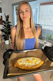 Influencerin Carolina Tolstik.; hr-fernsehen PAST FORWARD: TRADWIVES – HAUSFRAUEN-REVIVAL AUF INSTAGRAM?, Ein Film von Léon Haase und Leonhard Koppelmann, am Donnerstag (10.10.24) um 21:45 Uhr. Influencerin Carolina Tolstik. © HR, honorarfrei - Verwendung gemäß der AGB im engen inhaltlichen, redaktionellen Zusammenhang mit genannter HR-Sendung bei Nennung "Bild: HR" (S2). HR/Pressestelle, Tel: 069/155-4954