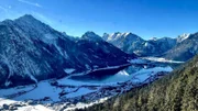 Der Achensee liegt zwischen dem Karwendel- und Rofangebirge in Tirol.