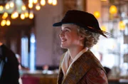 Clara Weiss (Luise von Finckh) trifft Max Liebermann im Café, um ihm für seine Unterstützung zu danken, welche ihr zu ihrem Erfolg als Reporterin verholfen hat.