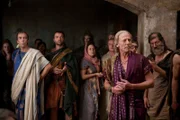 Rivalen: Solonius (Craig Walsh-Wrightson, 2.v.r.) und Batiatus (John Hannah, 2.v.l.) auf dem Sklavenmarkt ...