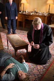 Father Brown (Mark Williams) betet für den toten Calvin.