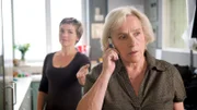 Katrin Börensen (Claudia Schmutzler, l.) will sich nicht länger Lügen auftischen lassen. Steht Marianne Kalz (Heide Simon, r.) in Kontakt mit ihrem Sohn? Hat er etwas mit Ulf Lebowskis Tod zu tun? Und was steckt hinter den Verletzungen von Mariannes Enkel Ole?