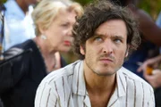 Als Muse der ermordeten Künstlerin Donna Harman, gilt Max (Alexander Vlahos) als Verdächtiger im Mordfall.