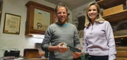 Sonja Weissensteiner mit Messermacher Armin Gasser in dessen Werkstatt.