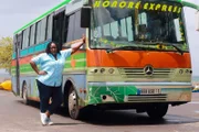 Butterfly Brown (Chizzy Akudo) ist die Busfahrerin des Expressbusses nach Honore.