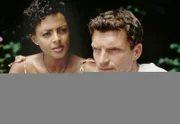 Jakob (Hardy Krüger jr.) und Madlon (Dennenesch Zoude) führen ein Krisengespräch.