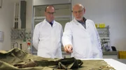 Wolfhard Trenn und Wolfgang Oesterreich auf der Suche nach Spuren.