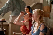 Genießen den Hinrichtungskampf von Solonius: Lucretia (Lucy Lawless, M.) und Lithyias (Viva Bianca, r.) ...