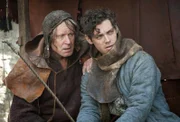 Rob (Tom Payne, re.) bemerkt, dass sein väterlicher Freund, der Bader (Stellan Skarsgård), allmählich sein Augenlicht verliert.