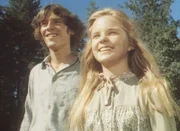 John (Radames Pera, l.) und Mary (Melissa Sue Anderson, r.) sind überrascht, denn Mr. Edwards hat Land gekauft, auf dem sie nun ihre Farm aufbauen können.