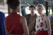 DS Madeleine Dumas (Aude Legastelois, l.) erfährt von Tabatha (Nell Hudson, r.), dass sie mehr als nur die Assistentin von Geschäftsführer Aaron McCormack ist.