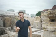 Mirko Drotschmann an der Grabungsstätte Molkenmarkt