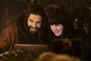 Nandor (Kayvan Novak, l.); Nadja (Natasia Demetriou, r.)