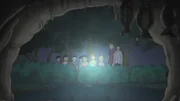 Conni und ihre Freunde Simon und Anna halten den Atem an, als sie bei der Nachtwanderung mit ihrer Kindergartengruppe Fledermäuse in einer Höhle entdecken.