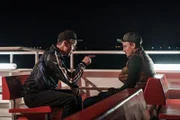 "Herm" (Adrian Grünewald, r.) lässt sich von Fiete (Tim Bülow, l.) zu einem Ausflug aufs Festland überreden.