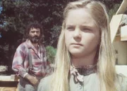 Mary (Melissa Sue Anderson, r.) und Mr. Edwards (Victor French, l.) machen sich Gedanken um John.