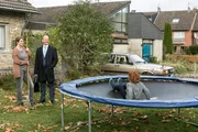 Tina (Isabelle Barth, l.) und Hanno (Christian Hockenbrinck, M.) beobachten Joschua (Paul Eilert, r.) beim Trampolinspringen.