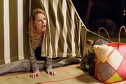 Anna (Diana Staehly) beschwert sich lautstark über ihre lärmenden Ex-Männer.