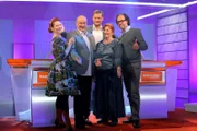 Moderator Florian Weber stellt in „Meister des Alltags“ die Alltagstauglichkeit seiner prominenten Kandidaten auf die Probe. „Meister des Alltags“ spendet seinen Gewinn einem guten Zweck. v.li. Enie van de Meiklokjes, Bodo Bach, Florian Weber, Alice Hoffmann und Christoph Sonntag.