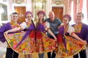 Bauchredner und Stargast Benjamin Tomkins und seine Tochter Antonia besuchen ein Kosakentheater in Sankt Petersburg.