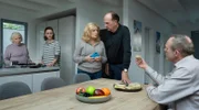 Die Anwälte Isabel von Brede (Sabine Postel, 3.v.l.) und Markus Gellert (Herbert Knaup, 2.v.r.) mit ihren Assistentinnen Marion von Brede (Marie Anne Fliegel, l.) und Charlie Runge (Mathilde Bundschuh, 2.v.l.): Die Kanzlei vertritt den Anwalt Gisbert Rottmann (Dirk Martens, r.) der von der Mafia bedroht wird.