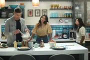 Tim Bradford (Eric Winter, l.), Lucy Chen (Melissa O'Neil, M.) und Tamara Colins (Dylan Conrique, r.) werden beim Pfannkuchenbacken plötzlich von einem unangekündigten Besuch gestört.