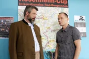 Kommissar Stadler (Dieter Fischer, l.) befragt den Verdächtigen, Cheftrainer Richard Wageneder (Martin Falk, r.).