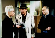 SWR Fernsehen TATORT, "Bienzle und der Mann im Dunkeln". Erik Steinbeck (Christian Berkel) macht Bienzle (Dietz-Werner Steck, Mitte) heftige Vorwürfe wegen der mißglückten Polizeiaktion; mit dabei sind seine Frau Jessica (Tatjana Blacher) und der Polizist Södermann (Stephan Korves).