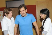 Philip (Jörn schlönvoigt, l.) und Ayla (Sila Sahin) sind mit dem Patienten Leon (Daniel Fehlow) zufrieden.