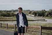 "Herm" (Adrian Grünewald) hat es nicht leicht. In der Schule wird er gemieden, zuhause hat er Probleme mit seinem Vater.