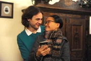 Till (Marinus Hohmann) freut sich, dass Lien (Nui Nguyen) ihm hilft, seinen Hamburg-Trip zu finanzieren.