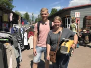 Schreinerpraktikant Moritz und Köchin Lisa auf einem Flohmarkt in St. Petersburg.
