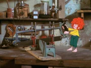 Pumuckl hat sich vorgenommen, einen Beruf zu erlernen. Nichts ist naheliegender, als Schreiner zu werden.