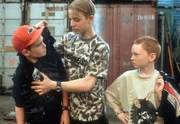 Marek und Tobias ziehen die Kinder im Viertel ab. Als Fiete (Julian Paeth, links) seiner Klassenkameradin Natascha zu Hilfe eilen will, wird er von Marek (Patrick Berg, Mitte) und Tobias (Tim Hansen, rechts) in die Zange genommen.