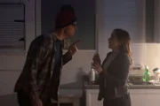 Nachstellungen eines Kampfes zwischen einem Mann und einer Frau.