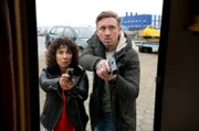 Harry (Maria Ketikidou, l.) und Piet Wellbrook (Peter Fieseler, r.) sind dem Entführer auf der Spur.