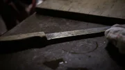 Mit dem eigenen Küchenmesser wird die Wirtin Zenta Hausner 1947 in ihrer Küche erstochen.