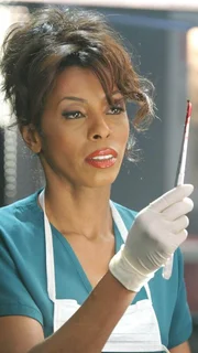 Bei den gerichtsmedizinischen Untersuchungen stellt Alexx (Khandi Alexander) fest, dass das Opfer vorher schon über einen längeren Zeitraum vergiftet wurde...