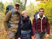 Die Wandergruppe im herbstlichen Outfit - von links: Peter Wohlleben, Cordula Stratmann und Micky Beisenherz.