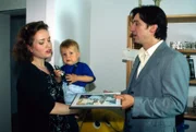 Kommissar Moser (Tobias Moretti, r.) befragt die Nachbarin (Alexandra Braun, l.) der Toten. Doch die junge Frau zieht es vor zu schweigen ...