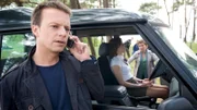 Paula wird tot aufgefunden - in einem Wagen mit norwegischen Kennzeichen, der ihr nicht gehört. Auf den ersten Blick sieht es nach Selbstmord aus. Aber bei der genaueren Untersuchung stellt sich heraus: Paula wurde erstickt, erst nachträglich wurden ihr Schnittwunden an den Handgelenken beigebracht. Sven Herzog (Michael Härle, r.) und Katrin Börensen (Claudia Schmutzler, l.) machen sich ein Bild von der Tat und vom Tatort.